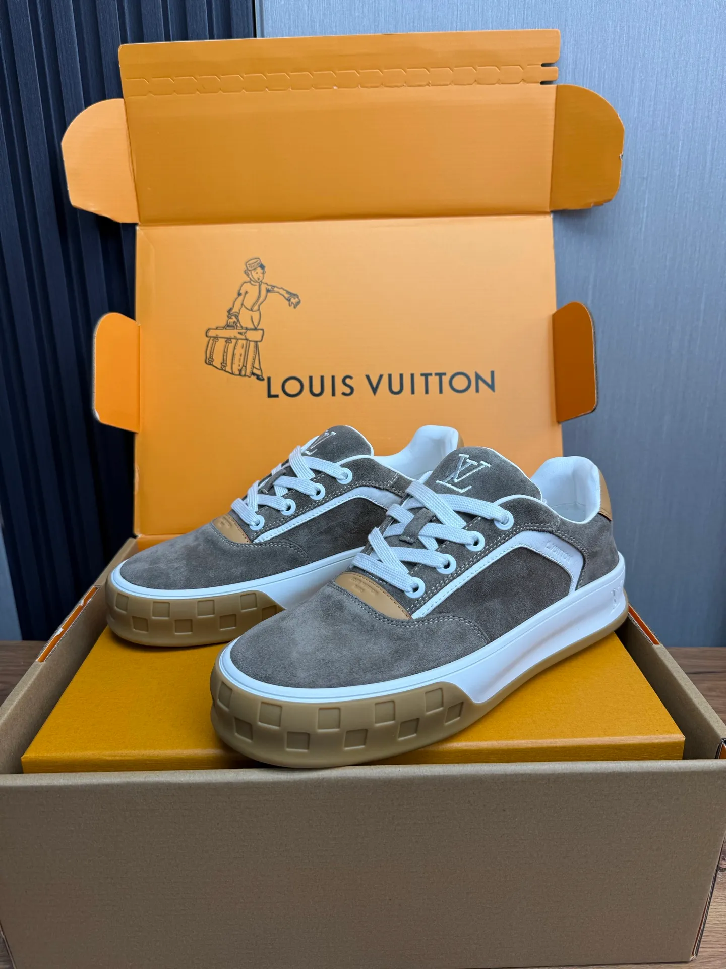 Men's shoes 620💰 Lv. Top purchasing agent🇮🇹 Louis Vuitton, sports sneakers counter synchronization, uppers imported from Italy, high-quality splicing and complex handicrafts, imported mesh pads are soft and comfortable, soles: original factory special soles, TPU exclusive movable molded soles super comfortable, original factory single goods, 🔍🔍high quality, you can enter and exit the counter at will, welcome to compare, code number 38-44 (customized 38.45)